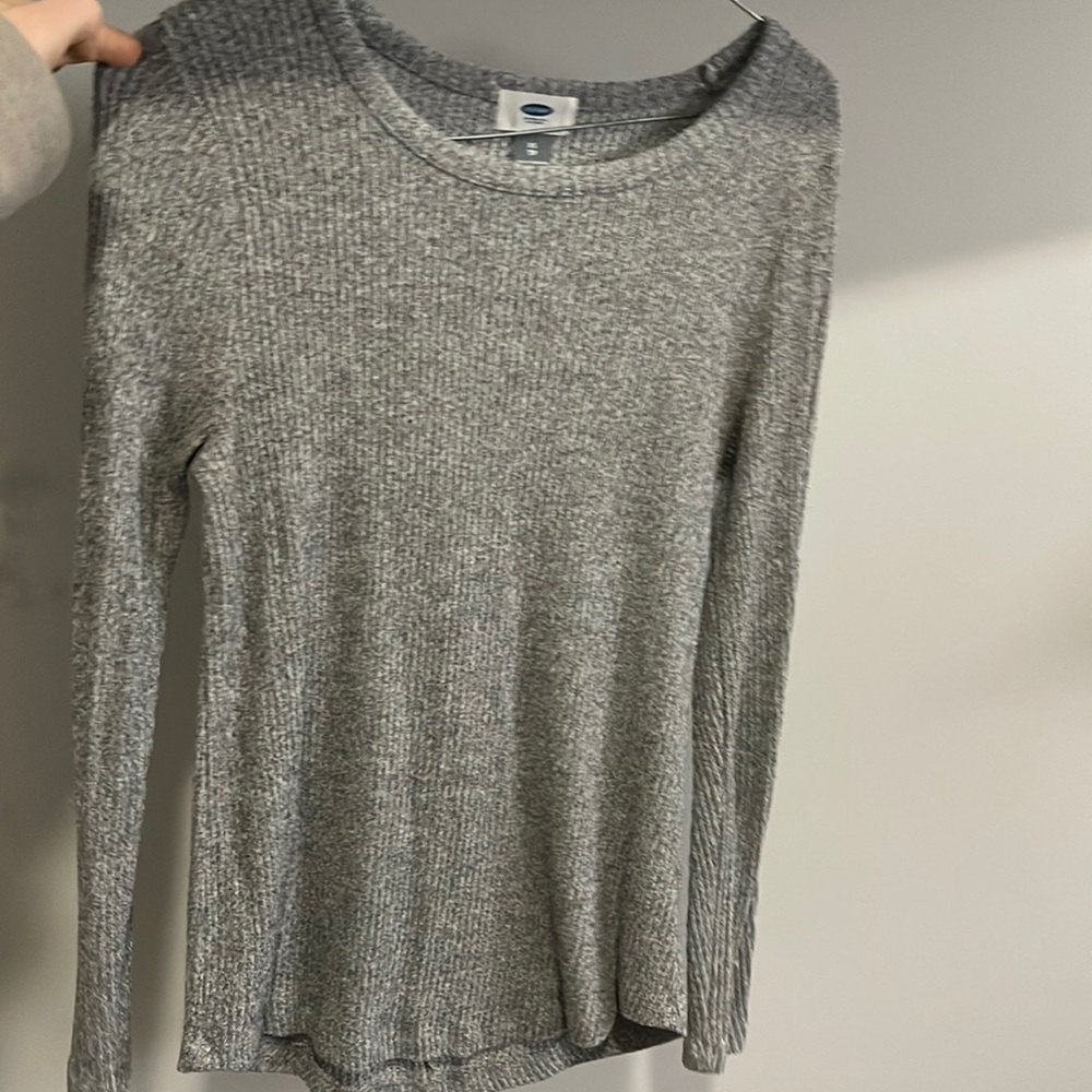 Long sleeve sweater.